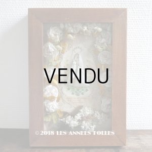 画像: 1879年 アンティーク ガラスのフレーム入り コミュニオンの記念 淡いピンクの薔薇のヘッドリース　