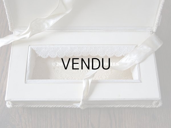 画像7: 1907年 アンティーク リボンで結ばれた ドラジェの特別なお菓子箱 脚付き バテム (7)