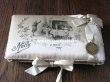 画像2: 1907年 アンティーク リボンで結ばれた ドラジェの特別なお菓子箱 脚付き バテム (2)