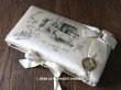 画像1: 1907年 アンティーク リボンで結ばれた ドラジェの特別なお菓子箱 脚付き バテム (1)