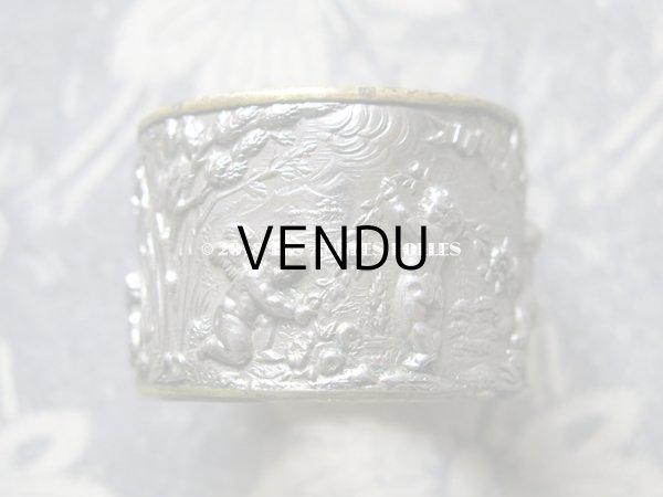 画像9: 19世紀末 アンティーク  ナプキンリング 2点のセット 天使と薔薇のガーランド  (9)