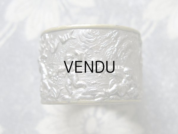 画像7: 19世紀末 アンティーク  ナプキンリング 2点のセット 天使と薔薇のガーランド  (7)