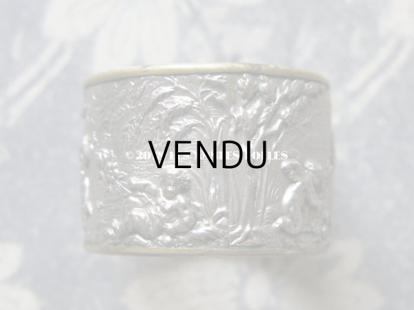 画像8: 19世紀末 アンティーク  ナプキンリング 2点のセット 天使と薔薇のガーランド  (8)