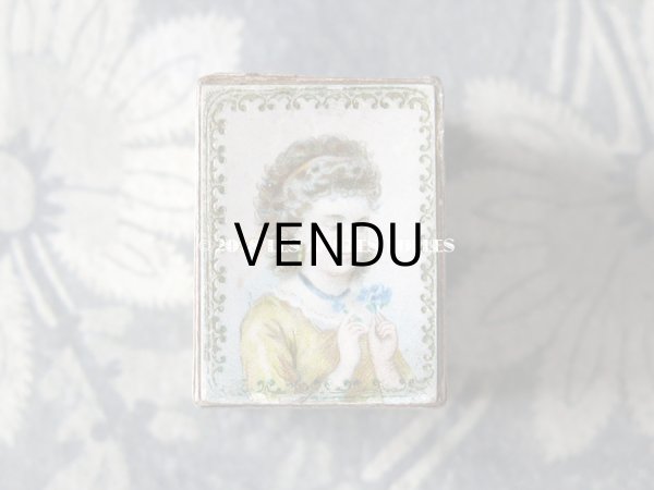 画像4: アンティーク とても小さなジュエリーボックス 花を持つ少女 リングボックス (4)