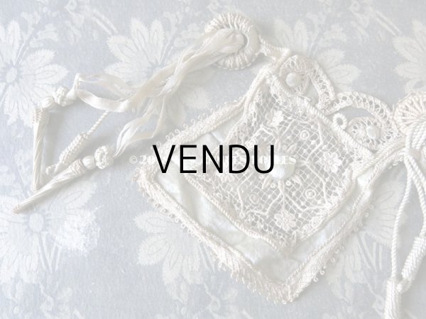 画像3: 19世紀末 アンティーク タッセル付 レース＆パールグリーンのベルベットのベルト (3)