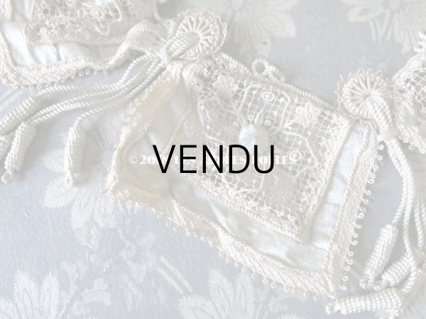 画像9: 19世紀末 アンティーク タッセル付 レース＆パールグリーンのベルベットのベルト (9)