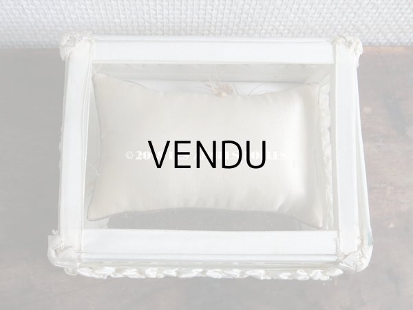 画像10: 19世紀末 アンティーク イエスキリストのルリケール ガラスケース 聖遺物 オフホワイトのリボンワーク  (10)