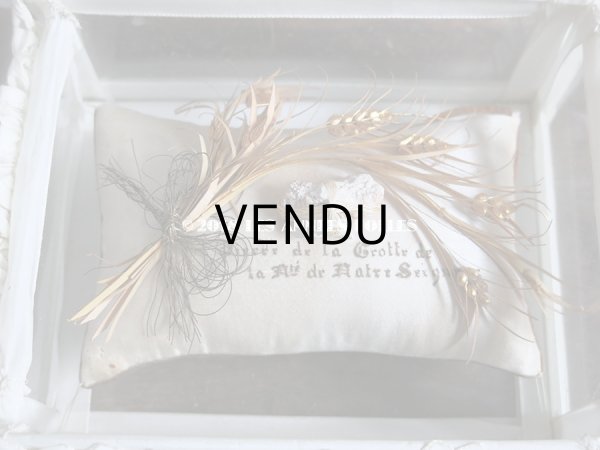 画像4: 19世紀末 アンティーク イエスキリストのルリケール ガラスケース 聖遺物 オフホワイトのリボンワーク  (4)