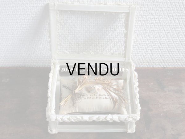 画像3: 19世紀末 アンティーク イエスキリストのルリケール ガラスケース 聖遺物 オフホワイトのリボンワーク  (3)