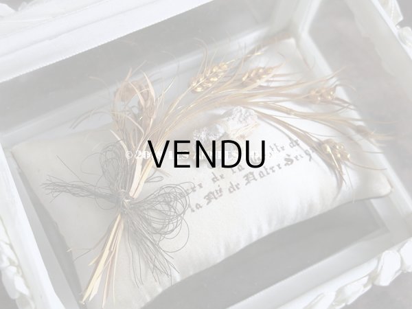 画像5: 19世紀末 アンティーク イエスキリストのルリケール ガラスケース 聖遺物 オフホワイトのリボンワーク  (5)