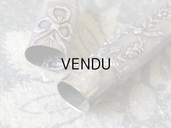 画像5: 1900年代 アンティーク シルバー製 リボンと花のガーランド　ニードルケース  裁縫道具 (5)