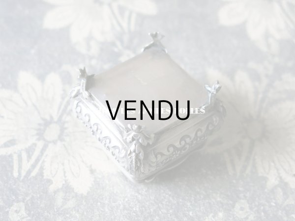 画像5: 1900年代　アンティーク シルバー製 脚付き　パウダーケース 薔薇のガーランド＆モノグラム (5)