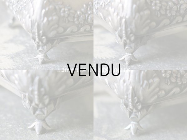 画像11: 1900年代　アンティーク シルバー製 脚付き　パウダーケース 薔薇のガーランド＆モノグラム (11)