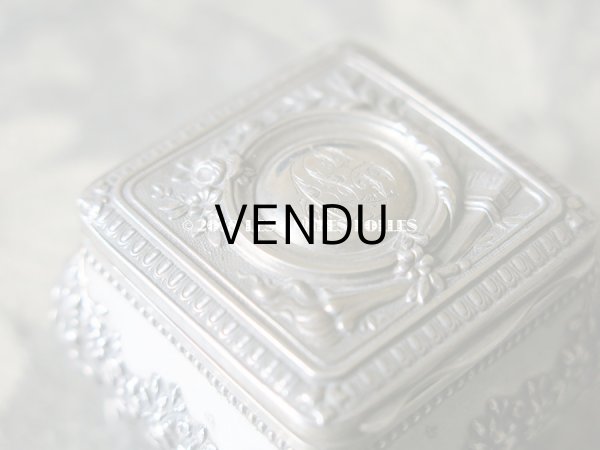 画像8: 1900年代　アンティーク シルバー製 脚付き　パウダーケース 薔薇のガーランド＆モノグラム (8)