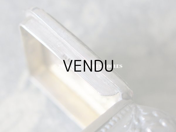 画像10: 1900年代　アンティーク シルバー製 脚付き　パウダーケース 薔薇のガーランド＆モノグラム (10)