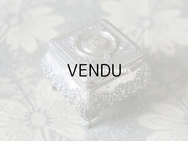 画像3: 1900年代　アンティーク シルバー製 脚付き　パウダーケース 薔薇のガーランド＆モノグラム (3)