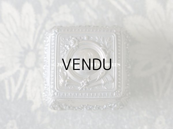 画像4: 1900年代　アンティーク シルバー製 脚付き　パウダーケース 薔薇のガーランド＆モノグラム (4)