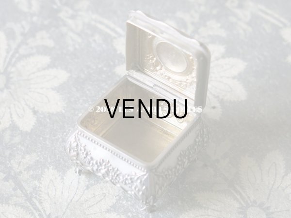 画像9: 1900年代　アンティーク シルバー製 脚付き　パウダーケース 薔薇のガーランド＆モノグラム (9)