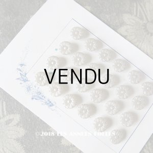 画像: 19世紀末 アンティーク 花のガラスボタン ホワイトシルバー 11mm  24ピース