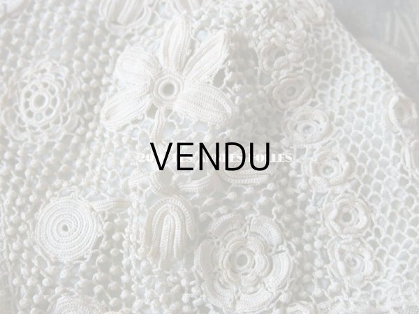 画像10: 1900年代 アンティーク ベビー用 クロシェレース 小さなポンポン ボネ & ソックス 淡いブルーの花モチーフ付 (10)