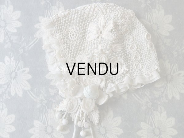 画像7: 1900年代 アンティーク ベビー用 クロシェレース 小さなポンポン ボネ & ソックス 淡いブルーの花モチーフ付 (7)