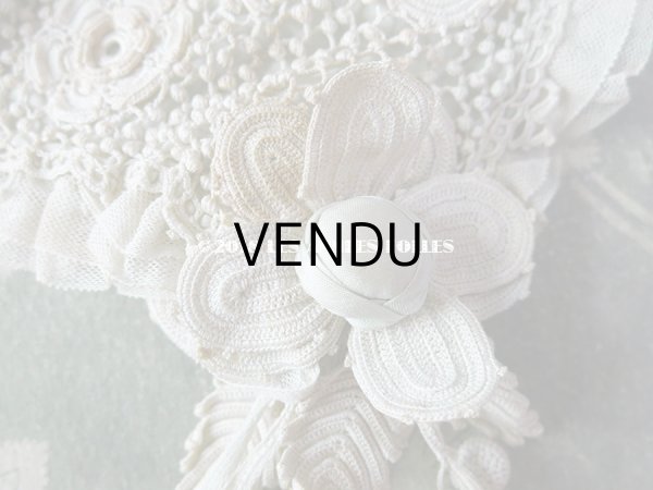 画像12: 1900年代 アンティーク ベビー用 クロシェレース 小さなポンポン ボネ & ソックス 淡いブルーの花モチーフ付 (12)