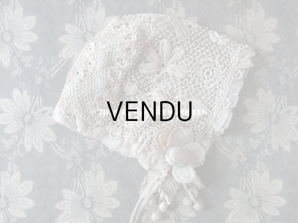 画像11: 1900年代 アンティーク ベビー用 クロシェレース 小さなポンポン ボネ & ソックス 淡いブルーの花モチーフ付 (11)