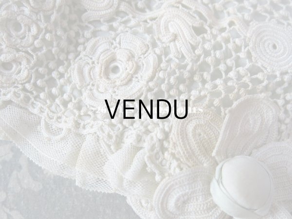 画像14: 1900年代 アンティーク ベビー用 クロシェレース 小さなポンポン ボネ & ソックス 淡いブルーの花モチーフ付 (14)