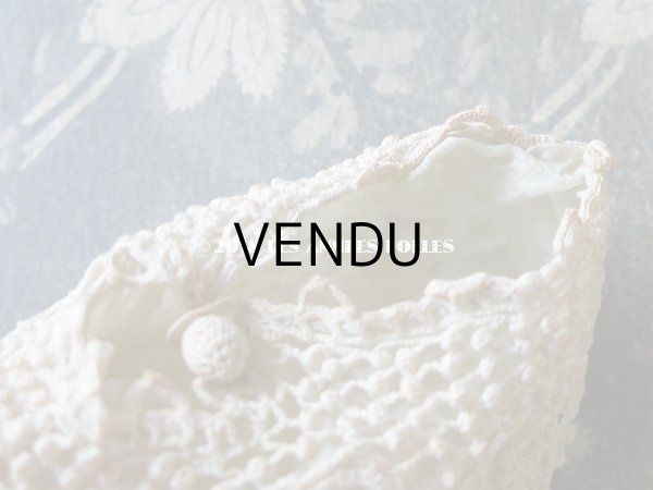 画像6: 1900年代 アンティーク ベビー用 クロシェレース 小さなポンポン ボネ & ソックス 淡いブルーの花モチーフ付 (6)