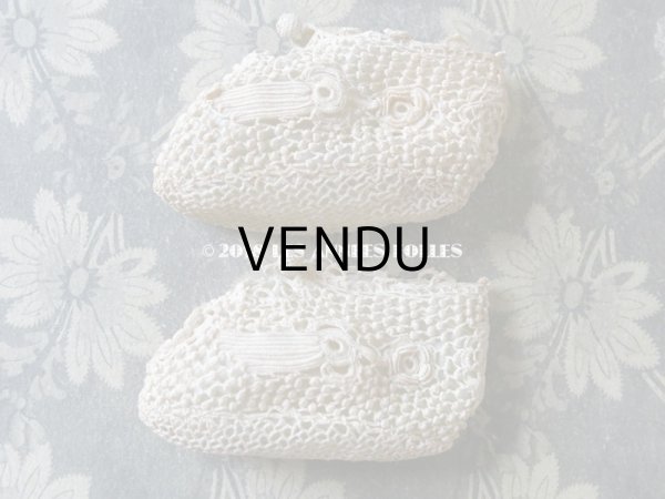 画像3: 1900年代 アンティーク ベビー用 クロシェレース 小さなポンポン ボネ & ソックス 淡いブルーの花モチーフ付 (3)