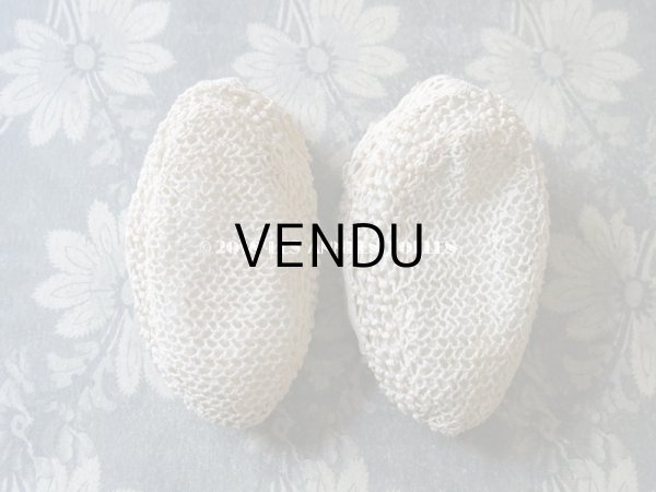 画像5: 1900年代 アンティーク ベビー用 クロシェレース 小さなポンポン ボネ & ソックス 淡いブルーの花モチーフ付 (5)