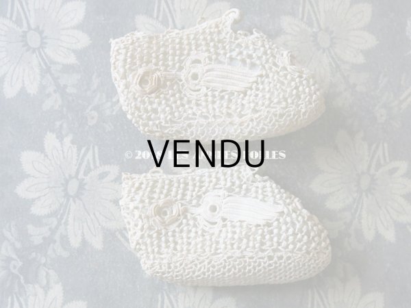 画像4: 1900年代 アンティーク ベビー用 クロシェレース 小さなポンポン ボネ & ソックス 淡いブルーの花モチーフ付 (4)