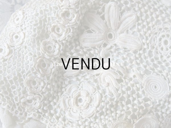 画像13: 1900年代 アンティーク ベビー用 クロシェレース 小さなポンポン ボネ & ソックス 淡いブルーの花モチーフ付 (13)