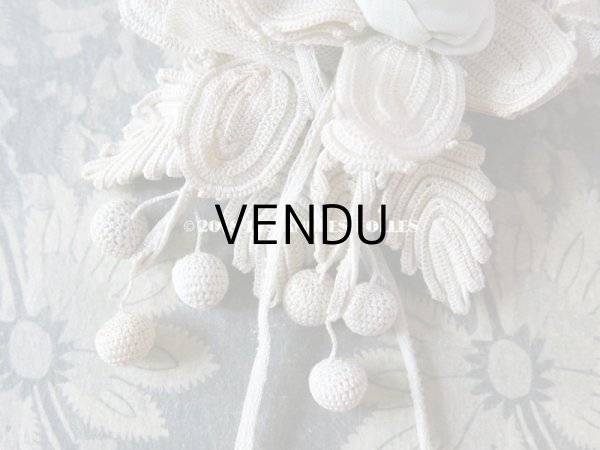 画像9: 1900年代 アンティーク ベビー用 クロシェレース 小さなポンポン ボネ & ソックス 淡いブルーの花モチーフ付 (9)