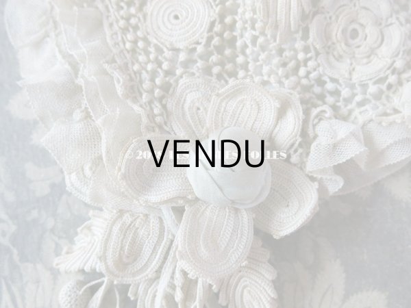 画像8: 1900年代 アンティーク ベビー用 クロシェレース 小さなポンポン ボネ & ソックス 淡いブルーの花モチーフ付 (8)