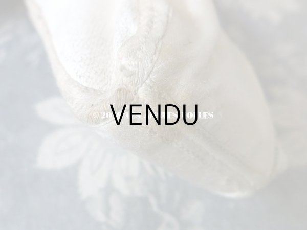 画像9: 1900年代 アンティーク ベビー用  手刺繍の花とリボンのガーランド オフホワイトのシルクサテン (9)