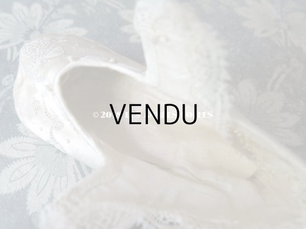 画像12: 1900年代 アンティーク ベビー用  手刺繍の花とリボンのガーランド オフホワイトのシルクサテン (12)