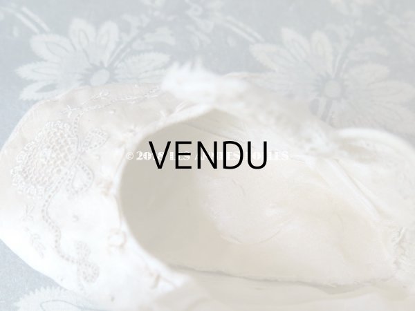 画像6: 1900年代 アンティーク ベビー用  手刺繍の花とリボンのガーランド オフホワイトのシルクサテン (6)