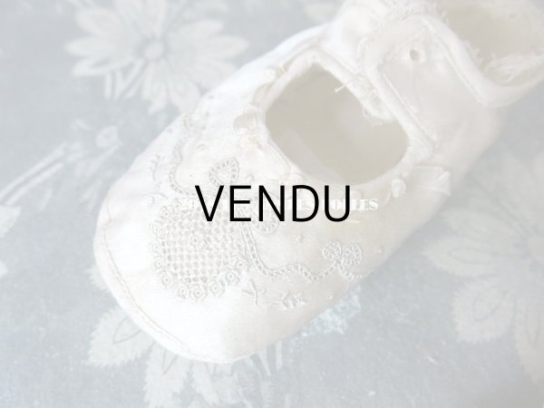 画像3: 1900年代 アンティーク ベビー用  手刺繍の花とリボンのガーランド オフホワイトのシルクサテン (3)