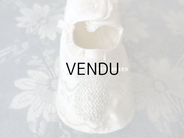 画像7: 1900年代 アンティーク ベビー用  手刺繍の花とリボンのガーランド オフホワイトのシルクサテン (7)