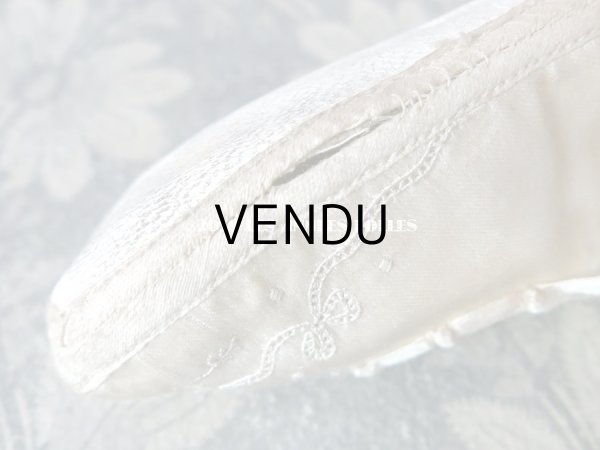 画像10: 1900年代 アンティーク ベビー用  手刺繍の花とリボンのガーランド オフホワイトのシルクサテン (10)