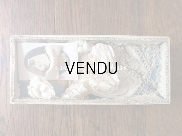 画像3: 19世紀末 アンティーク 硝子の蓋の紙箱入り コミュニオンのヘッドリース & オモニエール & ロザリオ (3)