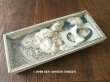 画像1: 19世紀末 アンティーク 硝子の蓋の紙箱入り コミュニオンのヘッドリース & オモニエール & ロザリオ (1)