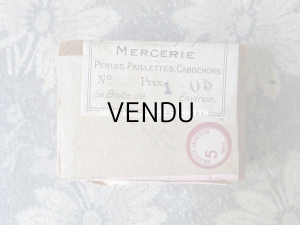 画像4: 1900年代 アンティーク ガラスの蓋の紙箱 スフレビーズ入り - AUX GALERIES LAFAYETTE - (4)