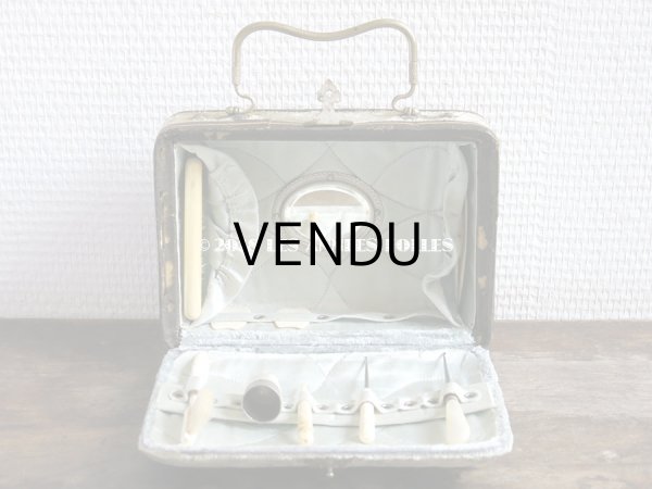 画像4: 19世紀 アンティーク ミラー付シルクベルベットのバッグ ネイルケア＆裁縫道具のセット入り グレイッシュグリーン (4)