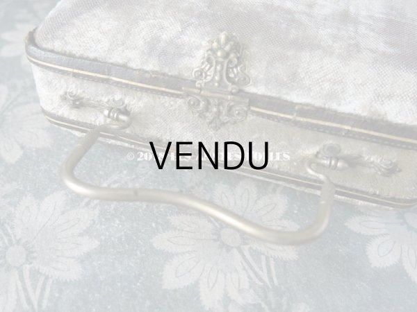 画像12: 19世紀 アンティーク ミラー付シルクベルベットのバッグ ネイルケア＆裁縫道具のセット入り グレイッシュグリーン (12)