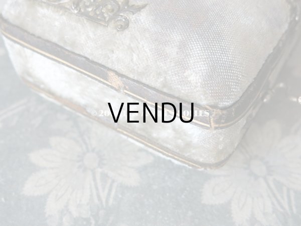 画像11: 19世紀 アンティーク ミラー付シルクベルベットのバッグ ネイルケア＆裁縫道具のセット入り グレイッシュグリーン (11)