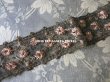 画像2: 1920年代 アンティーク 花刺繍入り メタルの装飾 ピンクベージュ アールデコ  (2)