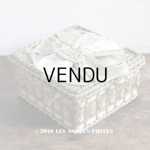 画像: 19世紀 アンティーク お菓子箱 パールブルーのリボン ドラジェ & チョコレート 