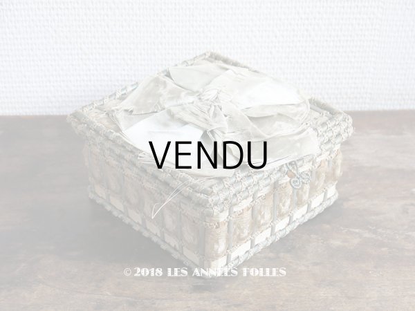 画像1: 19世紀 アンティーク お菓子箱 パールブルーのリボン ドラジェ & チョコレート  (1)
